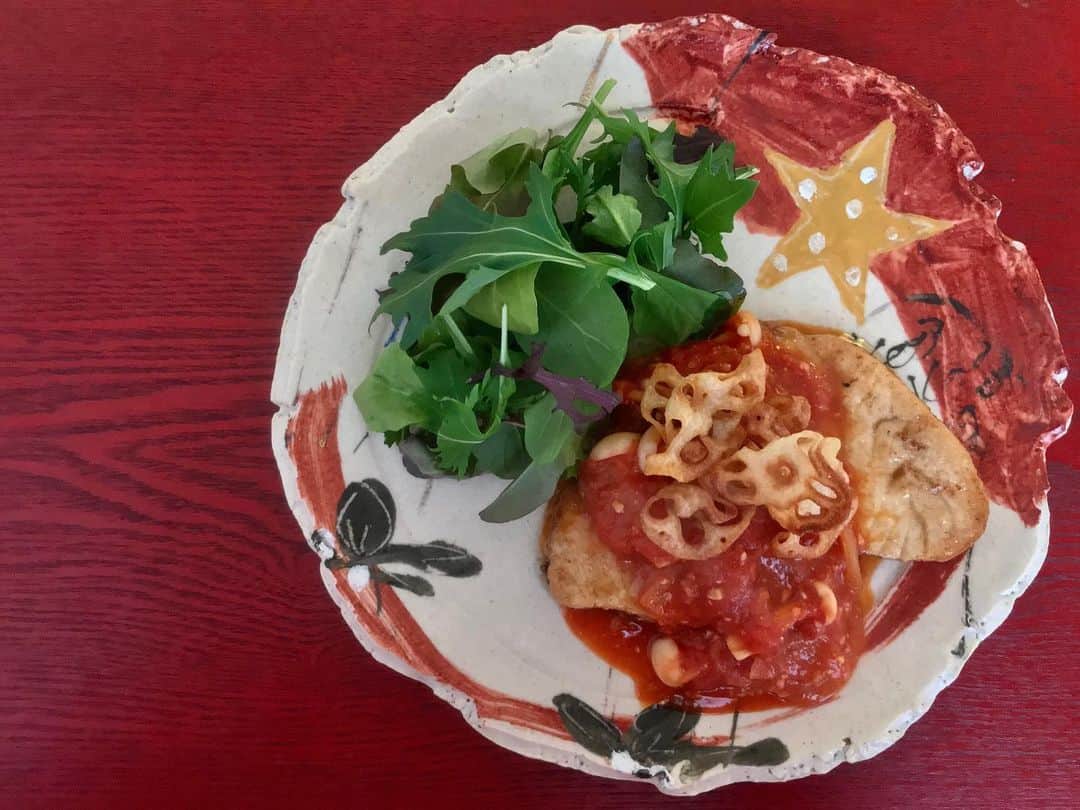 奥村佳恵のインスタグラム：「👩🏻‍🍳🐟🍅🎄🌟 #kae_gohan  #かえごはん  #yummy  #cooking  #merrychristmas  #christmas  #Xmas  #信楽焼 #小原康裕 #鈴木工友」