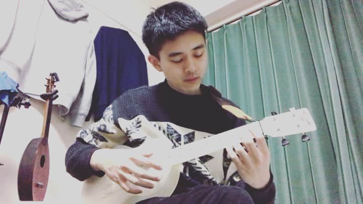のインスタグラム：「We wish you a Marry Christmas  #ウクレレ #ソロウクレレ #wewishyouamerrychristmas  #クリスマス #皆さんなにしますか #僕はすし屋でバイトです #桜井もすし屋でバイトです #来年は違うといいなぁ #outdoorukulele」