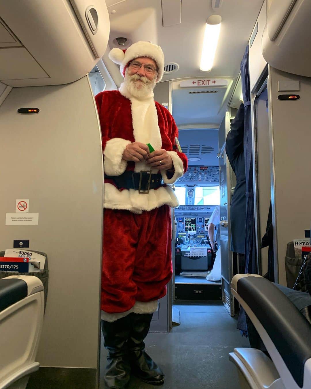ショーン・レノンさんのインスタグラム写真 - (ショーン・レノンInstagram)「Happy Holidays, Merry Xmas, and a Happy New Year! (Who knew Santa was on a plane in Dallas-Fort Worth?) Heading home now in time for Xmas Eve with mum. See y’all in SF for the @cldelirium show NYE at the Warfield!」12月25日 1時29分 - sean_ono_lennon