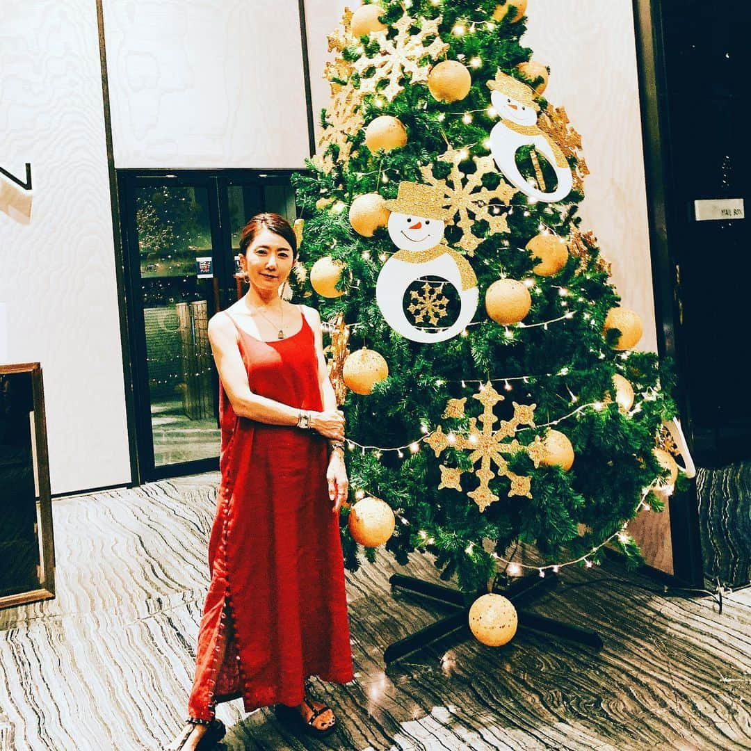 坂田陽子さんのインスタグラム写真 - (坂田陽子Instagram)「Merry Christmas🎄 ・ バンコクもクリスマスムード一色で盛り上がってました😆 ・ 今日帰国して直ぐ かるた🐶のお散歩に行って ファミリーディナーという駆け込み感😂 ・ 今年も高輪にある　@atelier_cuit でゆっくり美味しいご飯を頂きました。久々にワイワイ楽しかったな。 ワインとさすがの疲れもあって 後半ウトウト。。😂（いつもか） いつまで息子も揃ってのクリスマスを過ごせるのかな？と考えるとちょっと寂しくもなるけど、まあそれはそれで😂😂 ・ #christmas #christmasdinner  #family  #食べ盛りの息子 #食事に行く前に #今日めちゃくちゃ食っていいんだよね？ #確認やめて #会計怖いやつ  #食べ盛りあるある  #アトリエキュイ #シェフの #水菜とからすみのパスタ #相変わらず最高 #フレンチだけどパスタ」12月25日 1時23分 - yokosakata