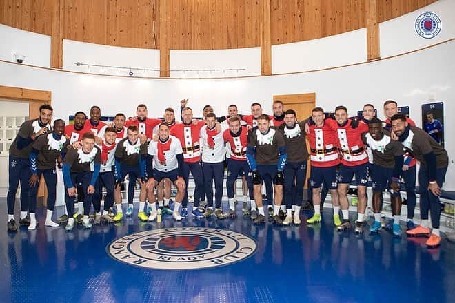 スティーヴン・デイヴィスのインスタグラム：「Great to be back out there with the boys 🎅🏼 Merry Christmas everyone 😁」