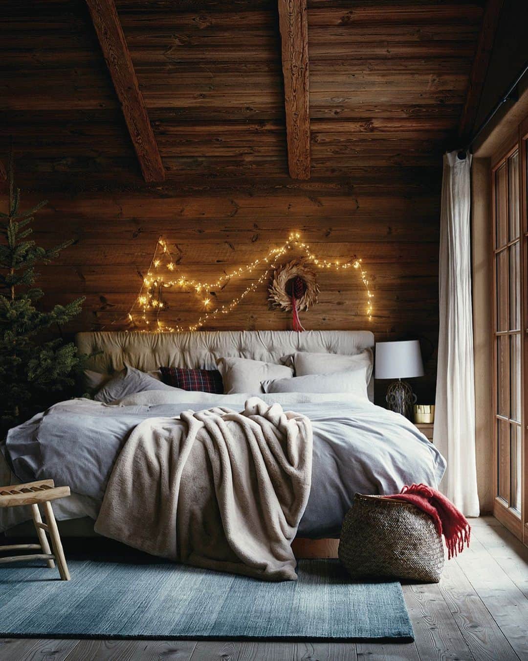 MT DOMAINEさんのインスタグラム写真 - (MT DOMAINEInstagram)「Where we’d like to wake up tomorrow morning. That fireplace in the second slide is what dreams are made of. ✨📸: @zarahome」12月25日 1時35分 - mydomaine