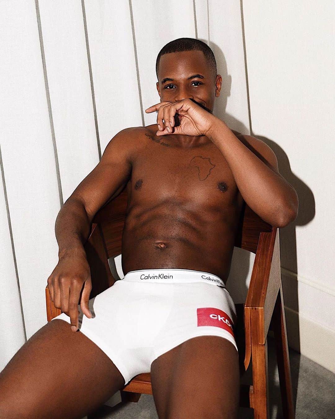 Calvin Kleinさんのインスタグラム写真 - (Calvin KleinInstagram)「Caught in the #CKHOLIDAY spirit 🌟Here for the good times, @itskelechi styles his #CK50 modern cotton trunks to celebrate. ⁣  What's your go-to #Holiday look? Show us 🔻 ⁣#MYCALVINS ⁣  Tap to shop:  Modern Cotton White Trunk Red Box Logo [GLOBAL] ⁣」12月25日 1時45分 - calvinklein