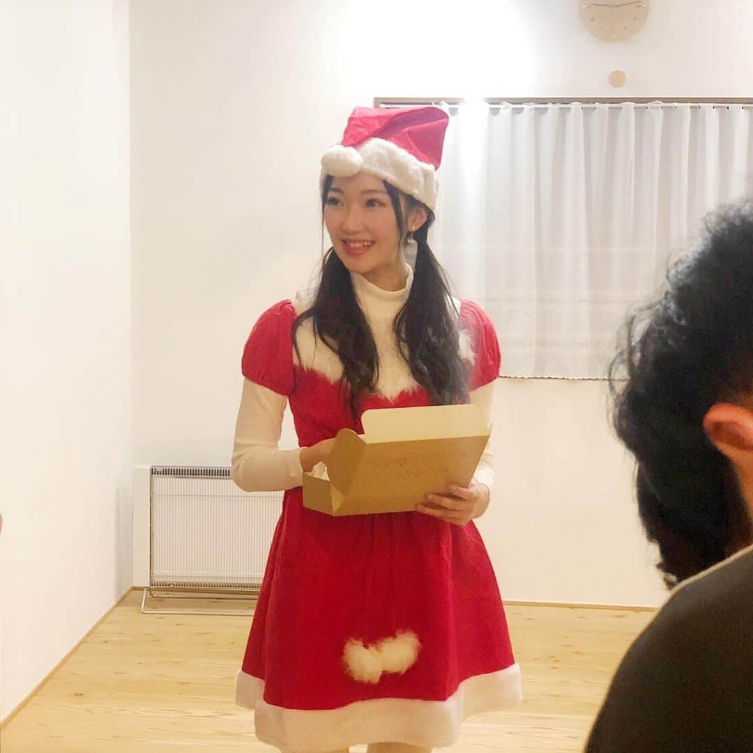 黒田絢子さんのインスタグラム写真 - (黒田絢子Instagram)「あやサンタからのプレゼントはこちら🥰🎄 スワロフスキーの世界に今日を過ごしてくれたみんなしかないピンバッジ💕 いつも衣装でお願いしてるハンドメイドアクセサリーのみーどさんとコラボ💎 デザインは一緒に相談して決めたスワロツリー❤️ 素敵な商品をありがとう💎 . . #スワロフスキー #クリスマス #christmas  #ストレッチパワー美体 #ストレッチ #ヨガ #yoga #stretch #ボディメイクヨガ #デトックスヨガ #ヒーリングヨガ #夜ヨガ #ayasdancelesson #dancelesson #dance #ダンスレッスン #ダンス #ヒップホップ #ジャズヒップホップ #フリースタイル #初心者向け」12月25日 1時55分 - ayakokuroda_official