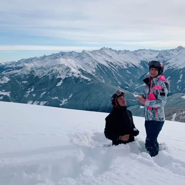 カスパー・リーのインスタグラム：「The moment Andrew asked my sister to marry him! ❤️😭🥳 💒」
