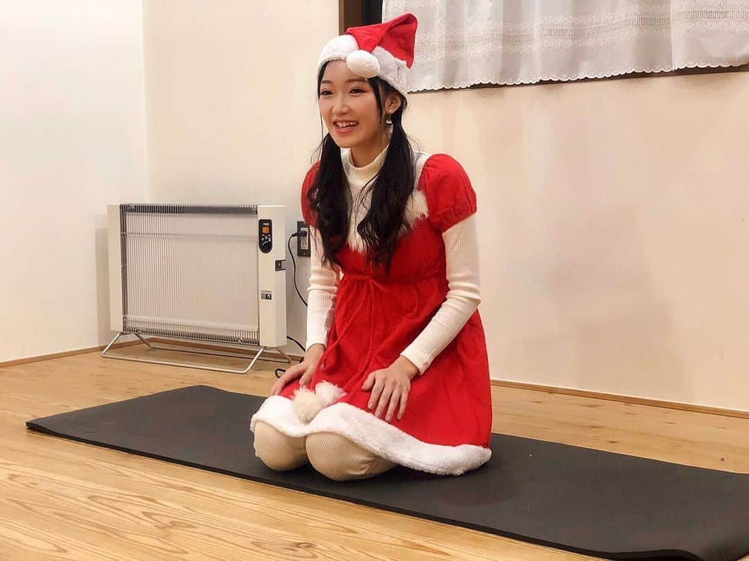 黒田絢子さんのインスタグラム写真 - (黒田絢子Instagram)「こんなヨガクラスなかなかないでしょ🎄❤️🥰🎅 . . #christmas  #クリスマス #ストレッチパワー美体 #ストレッチ #ヨガ #yoga #stretch #ボディメイクヨガ #デトックスヨガ #ヒーリングヨガ #夜ヨガ #ayasdancelesson #dancelesson #dance #ダンスレッスン #ダンス #ヒップホップ #ジャズヒップホップ #フリースタイル #初心者向け」12月25日 1時50分 - ayakokuroda_official