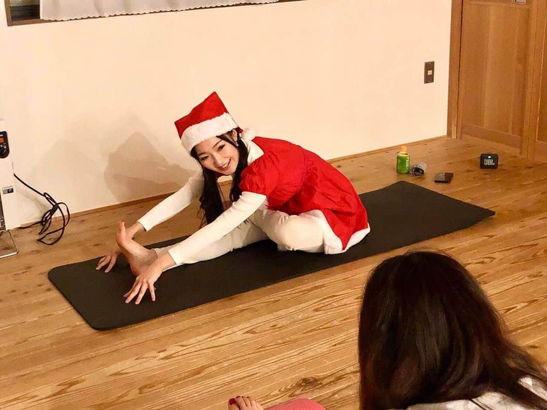 黒田絢子さんのインスタグラム写真 - (黒田絢子Instagram)「こんなヨガクラスなかなかないでしょ🎄❤️🥰🎅 . . #christmas  #クリスマス #ストレッチパワー美体 #ストレッチ #ヨガ #yoga #stretch #ボディメイクヨガ #デトックスヨガ #ヒーリングヨガ #夜ヨガ #ayasdancelesson #dancelesson #dance #ダンスレッスン #ダンス #ヒップホップ #ジャズヒップホップ #フリースタイル #初心者向け」12月25日 1時50分 - ayakokuroda_official