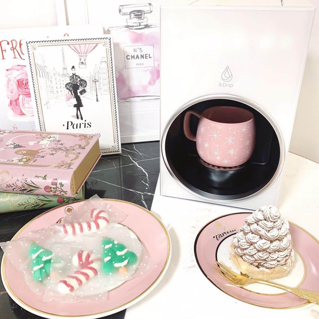 Ayakaさんのインスタグラム写真 - (AyakaInstagram)「クリスマス🎄💕 * こないだの週末の写真です✨ おうちでリラックス😊 * メルボルンで買った バイカラーの大理石テーブル（激重い）と MORIYOSHIDAのモンブラン✨ * そしてそして インテリアに溶け込む とっっっても好みのコーヒーメーカーつかってます🤤 * アンドドリップっていって やっと見つけた‼️って感じ。 * シンプルで洗練された オシャレなデザイン🙋‍♀️ タッチパネルで操作も簡単だし、 付属のタンクの代わりに ペットボトルがつかえたり、 機能面も無駄がなくスマート👓 * すごいなぁとおもってたら クラウドファンディングで即完売した 話題の商品だったそうです✨ * まさに新時代のコーヒーメーカー☕️ * 楽天でも買えるのでルームに載せてます☺️ * #アンドドリップ #anddrip #コーヒーメーカー #マクアケ #完売商品 #楽天 #インテリア #クリスマスプレゼント #誕生日プレゼント #お年玉 #pr #オススメ #オシャレコーヒーメーカー #楽天room」12月25日 1時51分 - ayaka_ayacandy01