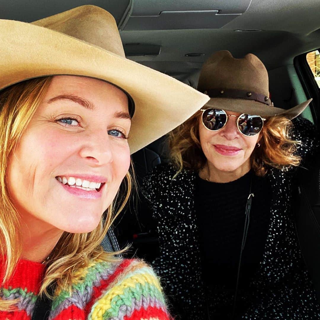 ジェシカ・キャプショーのインスタグラム：「Yee-haw with my Me-Maw ❤️」