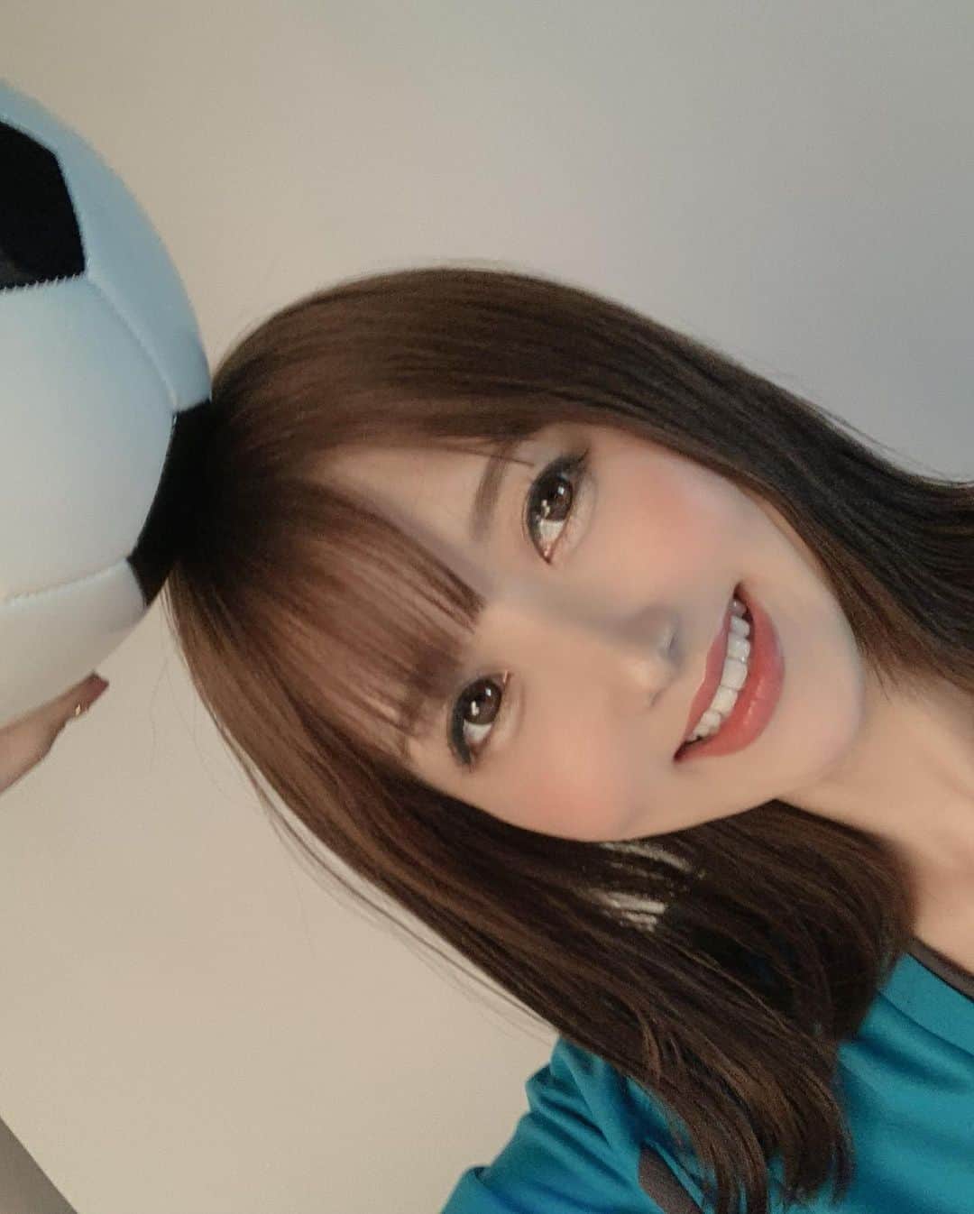 大槻ひびきさんのインスタグラム写真 - (大槻ひびきInstagram)「ジューシーハニー15周年記念トレカの撮影をしました😊 来年8月発売予定です❣️ #ジューシーハニー #juicyhoney #japan #サッカー #soccer #soccergirl」12月25日 2時04分 - yanhibi0221