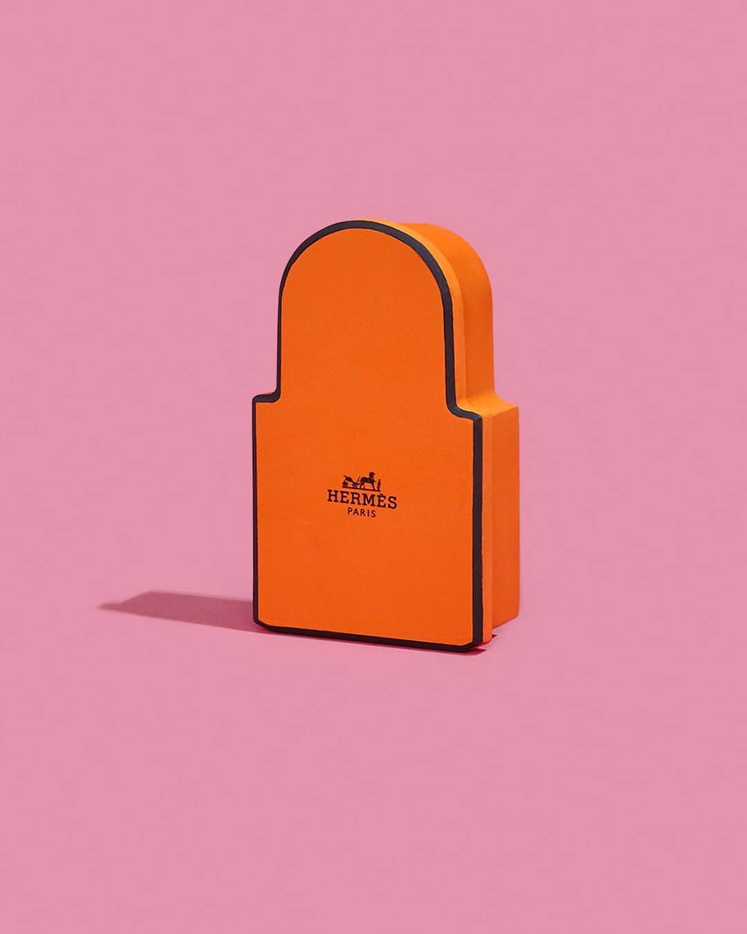 のインスタグラム：「What's in the box? - A baby ghost - A pendant inspired by the Kelly lock - A lipstick  #unlockyourheart #aroundmyneck #xmaseve #okellypendant #faubourgofdreams #orangebox #hermes」