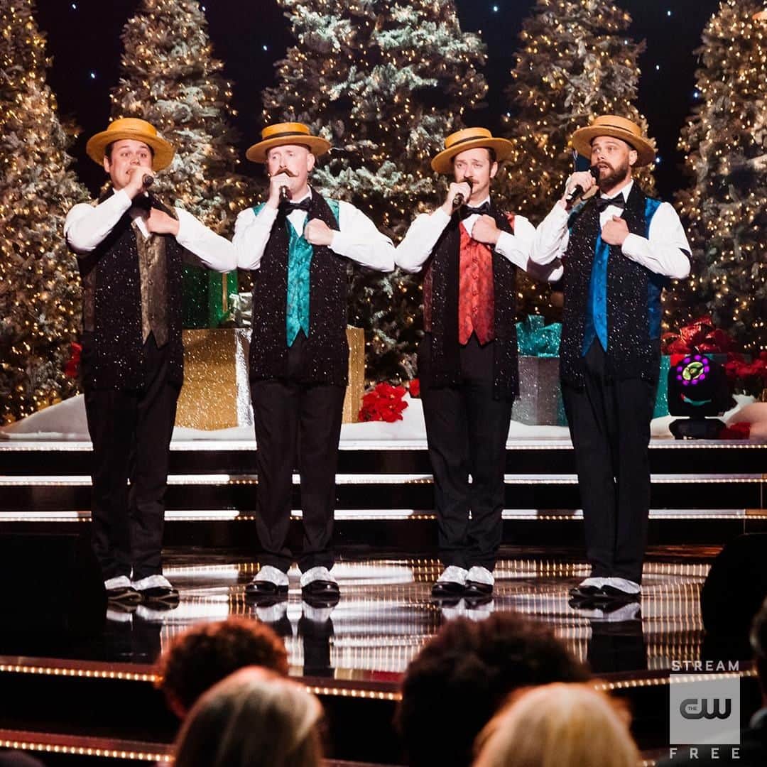 The CWさんのインスタグラム写真 - (The CWInstagram)「Hitting all the holiday notes. Stream The Christmas Caroler Challenge free on The CW App!」12月25日 2時01分 - thecw