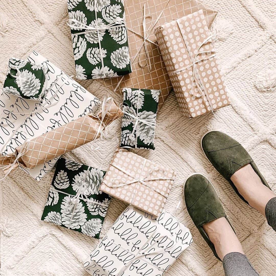 トムズシューズのインスタグラム：「"[TOMS has] not only given almost 100 million shoes away, but also donate 1/3 of their profits to charities. That is a mission I can get behind!" - @thistle.harvest // #regram」