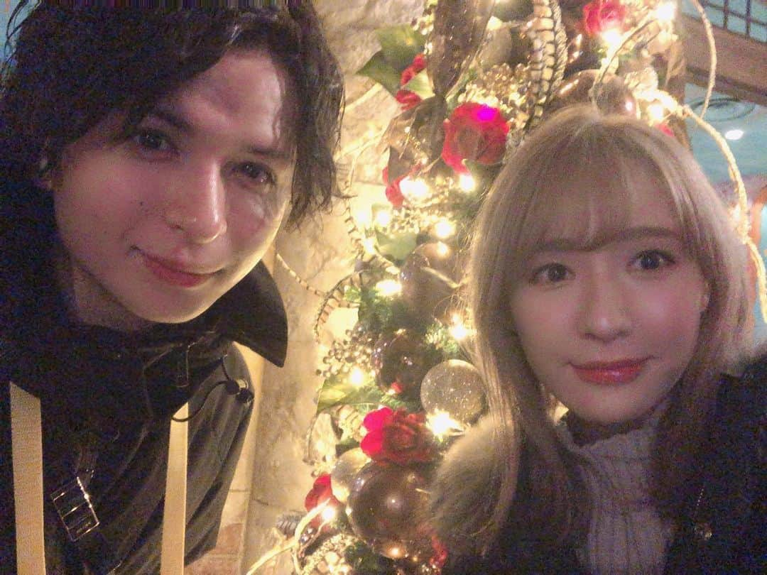 永棟安美さんのインスタグラム写真 - (永棟安美Instagram)「🎅MERRY CHRISTMAS🌲❤️✨﻿ ﻿ ﻿ ﻿ ﻿ ﻿ #カップル #クリスマス #クリスマスツリー #デート #ディズニー #ディズニーシー #シー #イルミネーション #キラキラ #夫婦 #クリスマス飾り #夢の国 #東京 #夫婦デート #休日デート #休日 #旦那 #めりーくりすます #🎅」12月25日 2時20分 - ami_nagamune