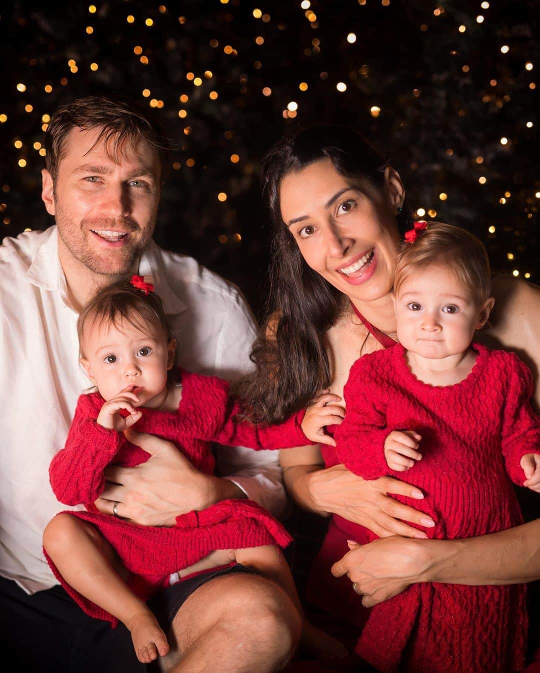 シェイラ・カストロのインスタグラム：「Feliz Natal à todos!!! Que seja um Natal muito abençoado! E desejo muitas realizações e conquistas em 2020! . Beijo da nossa família no ❤️! 👨‍👩‍👧‍👧🐶🐶 . #albumdalizeninna #minhafamilia #Natal #Christmas」