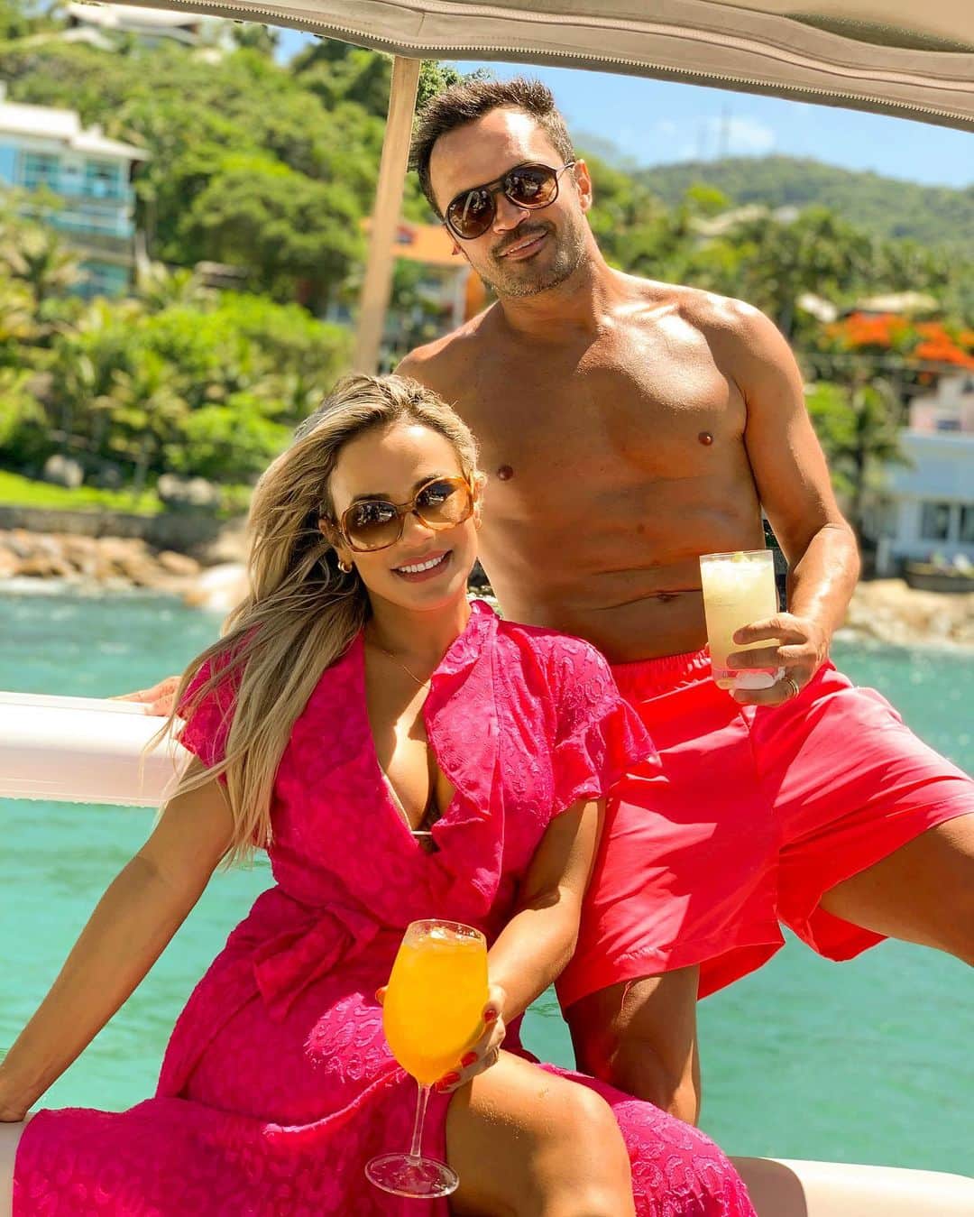 アレッサンドロ・ローザ・ヴィエイラのインスタグラム：「“Paz,amor e família❤️” @lilifariav 🏖 🚤」