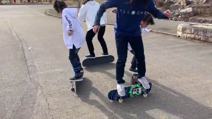 山本勇のインスタグラム：「🎅🎉Merry Christmas!!!🎄⛄ Christmas freestyle session with @i_am_yuri_sk8er  and @sarakoko_lovelysk8ers  #christmas #powellperalta  #fscom  #nrsf #allone #goodskates #vantan #vantandesignhighschool #バンタンデザイン研究所 #バンタン #freestyleskateboarding  #isamuyamamoto  #skateboard #skateboarding #スケボー #スケートボード #skatecrunch  #skatecrunchmag  #skatemaps #thankyouskateboarding #skateeverydamday #shralpin  #hellaclips  #skatesubmit  #metrogrammed  #berrics #nike @vantan_sk8design  @vantandesigninstitute  @all_one_universe @all_one_japan」