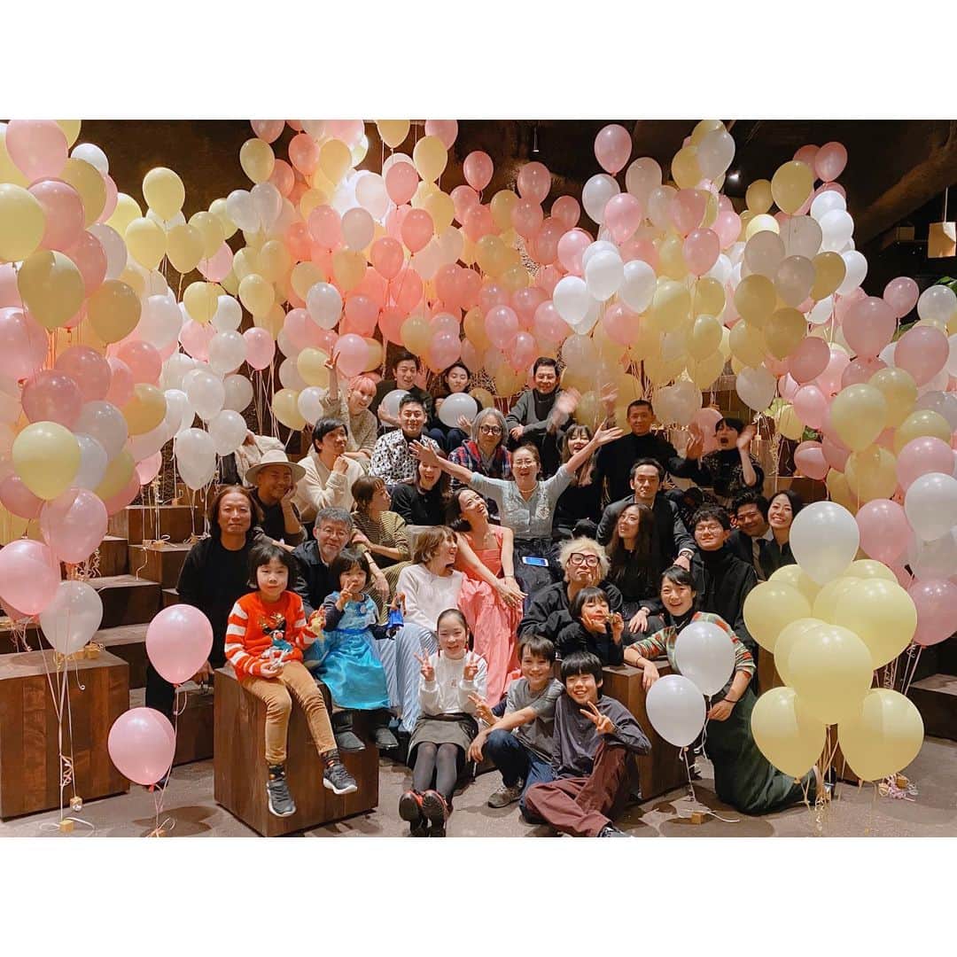 HiRAO INCのインスタグラム：「. Merry Christmas💛💕 . 半日かけて、クリスマスの準備。 友人達が家族で集まれるように、自宅で始めた集まりもそろそろ10年。 子ども達が喜ぶ姿をみるのがうれしくて始めたバルーンの装飾は、すっかり我が家のスタイルに。  バルーンのカラーは来年のラッキーカラー。 みんなそれぞれに飛べるんじゃないかと思う程持ち帰ってくれる。  今年もありがとう😊✨」