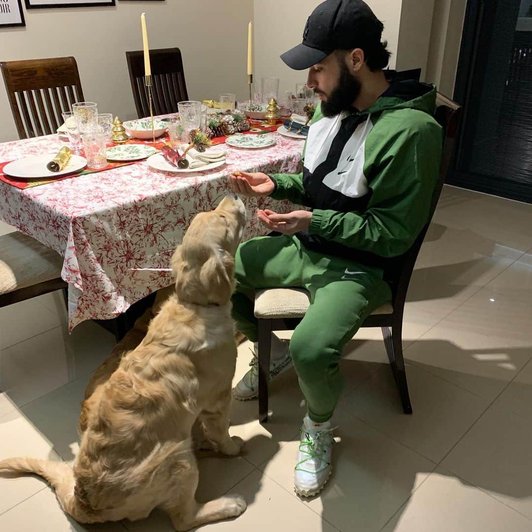 ホタのインスタグラム：「Ready for a walk with the 🐕 before Christmas dinner 🎄❤️」