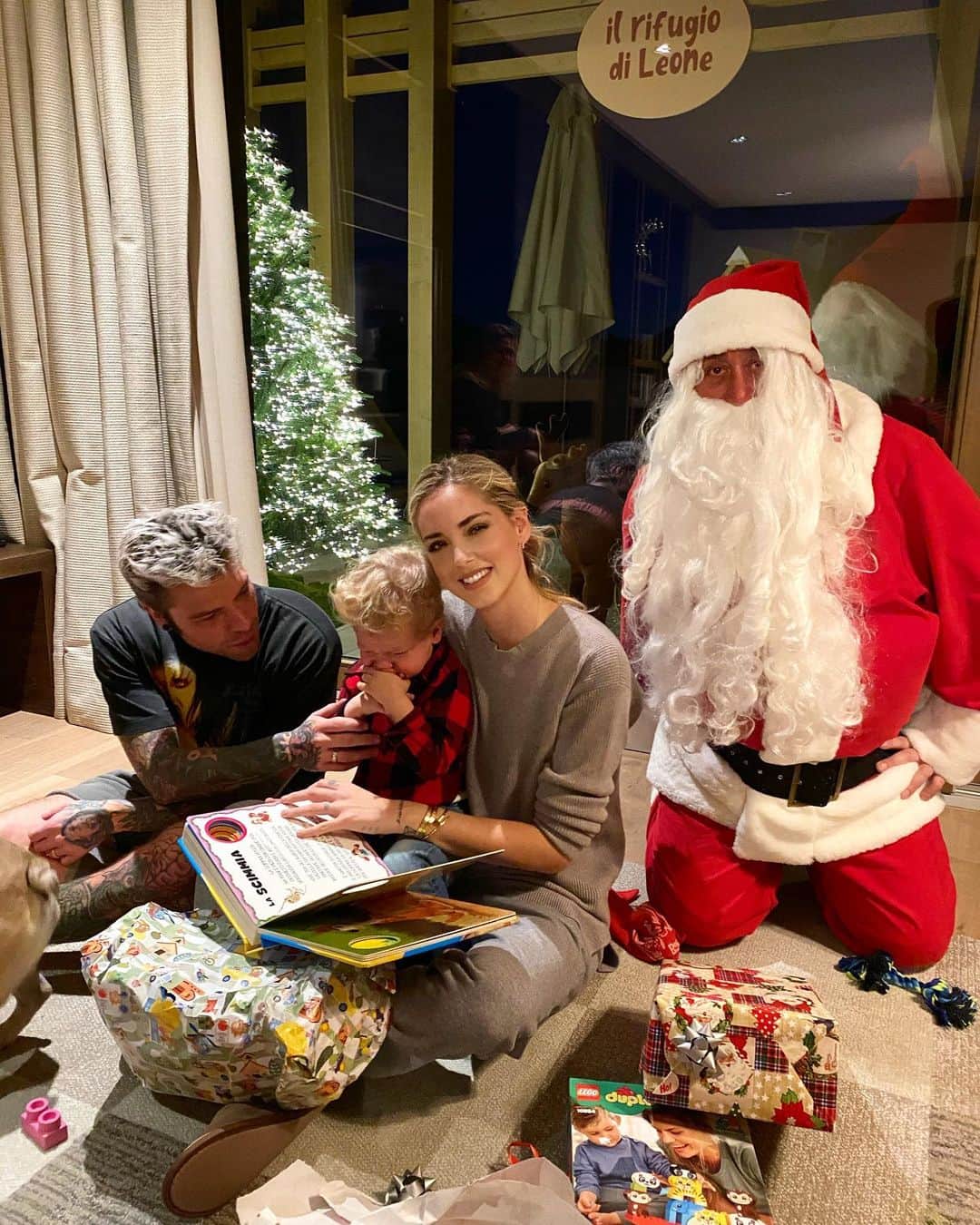 キアラ・フェラーニさんのインスタグラム写真 - (キアラ・フェラーニInstagram)「Santa came to surprise Leo but he wasn’t so sure about him 😅 #TheFerragnez」12月25日 2時39分 - chiaraferragni