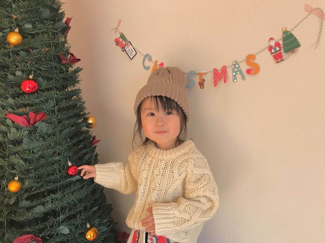 よぴのインスタグラム：「メリークリスマス🎄🎁 . . サンタさんとかクリスマスとか認識するあたり大きくなったねって実感する☺️ . プレゼント楽しみだ☺️」