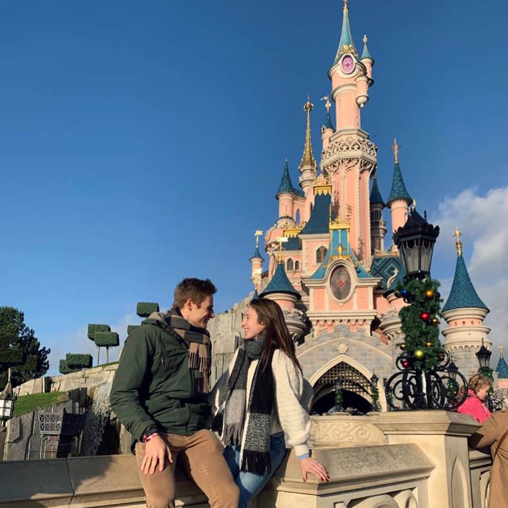 ニナ・デヴァエルさんのインスタグラム写真 - (ニナ・デヴァエルInstagram)「Spend our last day in Paris @disneylandparis 🥰 now back home to celebrate Christmas with the family 😍 #disneyXmas」12月25日 2時42分 - ninaderwael