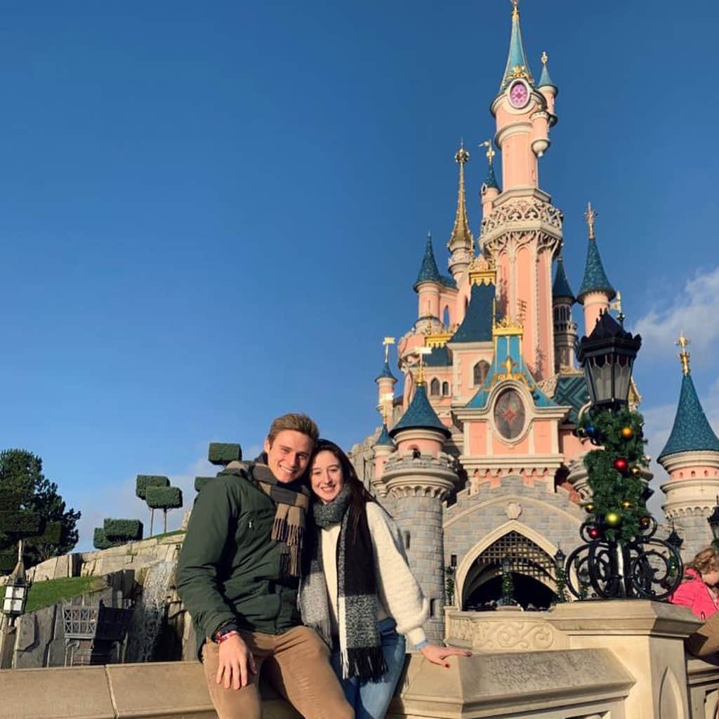 ニナ・デヴァエルさんのインスタグラム写真 - (ニナ・デヴァエルInstagram)「Spend our last day in Paris @disneylandparis 🥰 now back home to celebrate Christmas with the family 😍 #disneyXmas」12月25日 2時42分 - ninaderwael