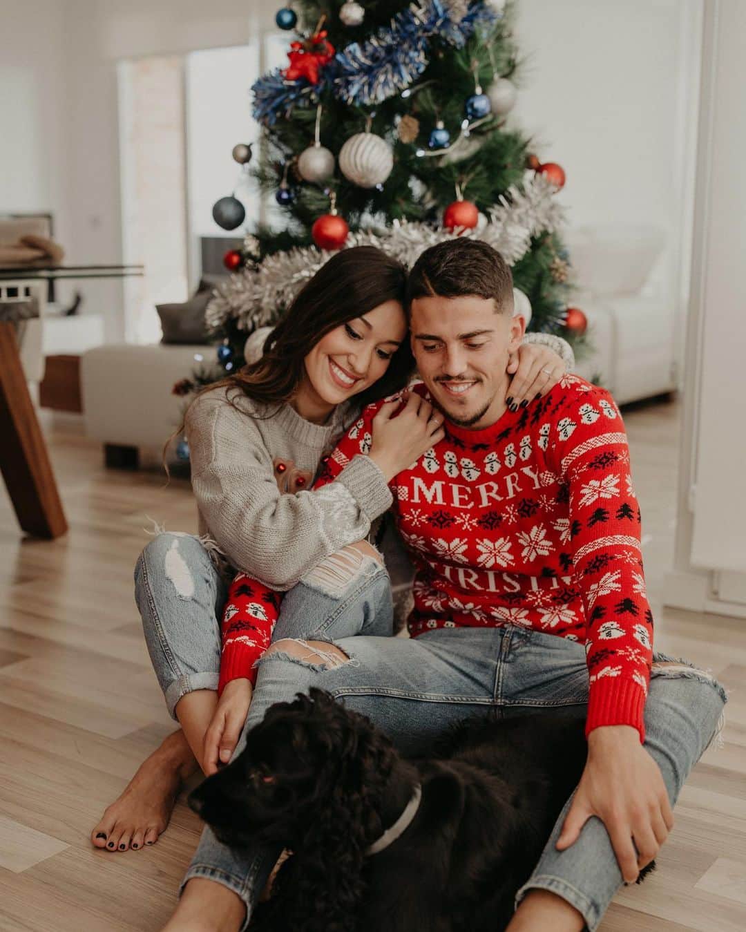 パブロ・フォルナルスのインスタグラム：「Feliz Navidad de parte de “Los Fornals Lara” 👨‍👩‍👧❤️🎄」