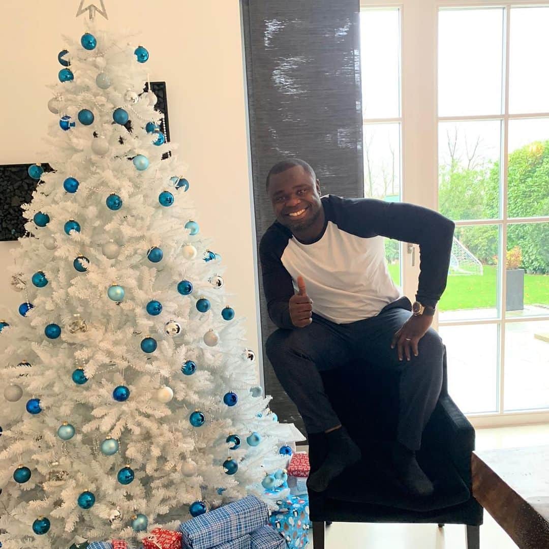 ゲーラルド・アサモアのインスタグラム：「Merry Christmas! 😁👍🏿🙏🏿🎄 . . #merrychristmas #froheweihnachten」