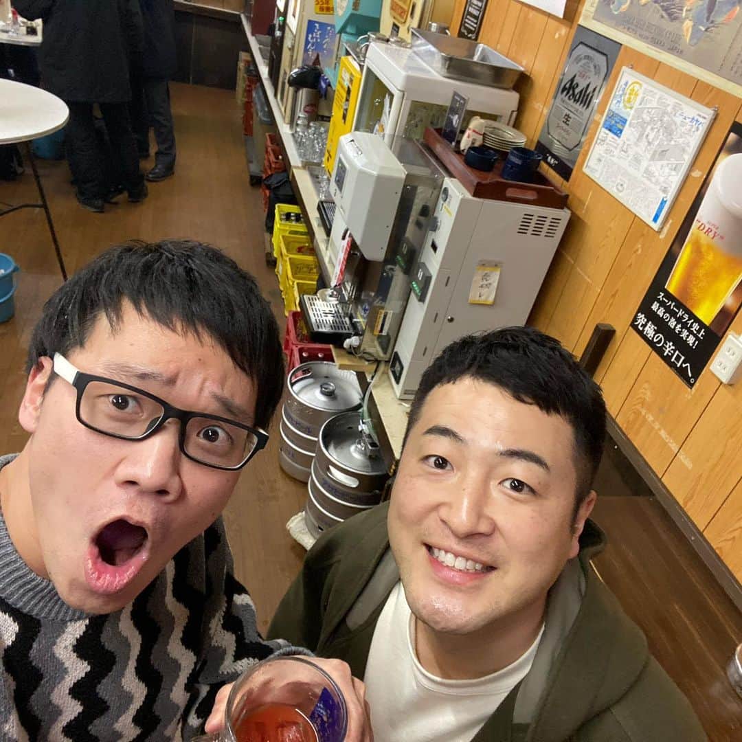 岡下雅典のインスタグラム：「クリスマスイヴは誰と過ごしたか？ もちろん水田のアニキよ！ 立ち飲み屋で決まりっしょ💋」