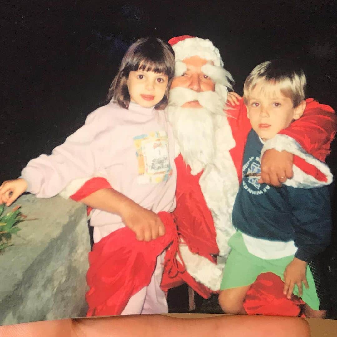 ステファニー・ブリットのインスタグラム：「Feliz Natal da época q Papai Noel não aparava a sobrancelha e minha única preocupação era se o @kayky.brito não ia roubar minhas bonecas e colocar pra namorar os bonecos dele 🤙🏼❤️」