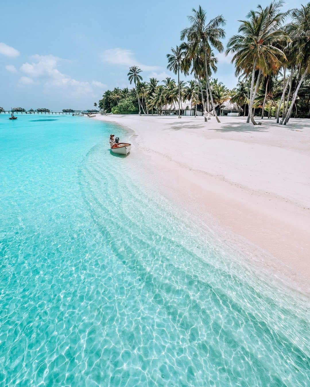 Izkizのインスタグラム：「I’m dreaming of a white C̶h̶r̶i̶s̶t̶m̶a̶s̶...beach 🏝」