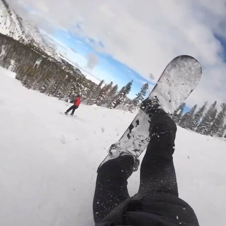 ジェイコブ・ダルトンのインスタグラム：「It wouldn’t be a snowboarding session if there wasn’t a wipeout 😂 Enjoy the new video up on my YouTube channel! [Link in bio]  Merry Christmas everyone!  #OneThousandHobbies」
