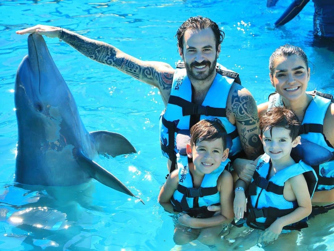マルク・クロサスさんのインスタグラム写真 - (マルク・クロサスInstagram)「Una Navidad diferente en familia, con @dolphinpuertovallarta.🎅🏼🐬¡Experiencia inolvidable! #compartefelicidad  #dolphinpuertovallarta #dolphindiscovery」12月25日 3時20分 - marccrosas