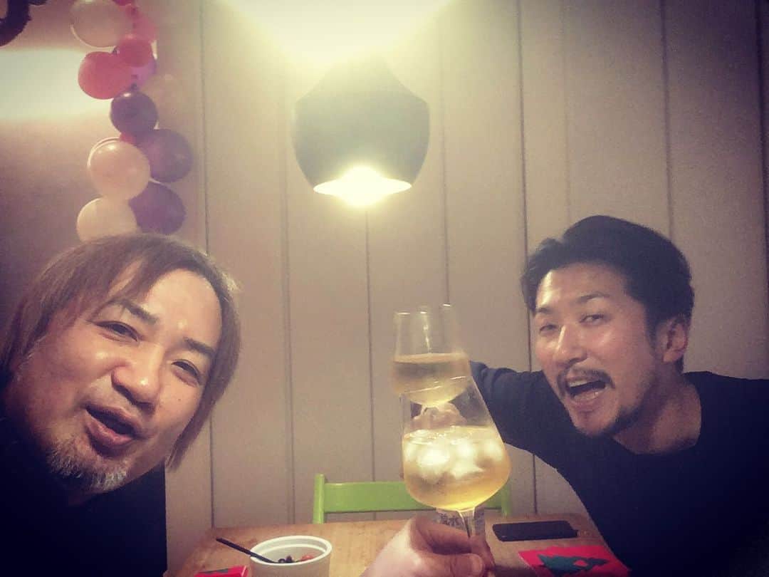 のインスタグラム：「今日は12こ下の陽一郎宅にお呼ばれのクリスマス。 奥様の美味しい手料理をおつまみにお酒が進む進む^ - ^ たまたま東京に来てた久しぶりの前田(東北)とも飲めたのも良かったな。 とにかく大学生だった陽一郎(少年)がここまでの城を建てたのはこっちも勇気が出るかな。 素晴らしい！ 今日は楽しかった！ #野村陽一郎」