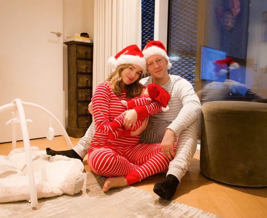 のインスタグラム：「My Christmas from our family (minus a few little butts) to yours 🎄❤️」