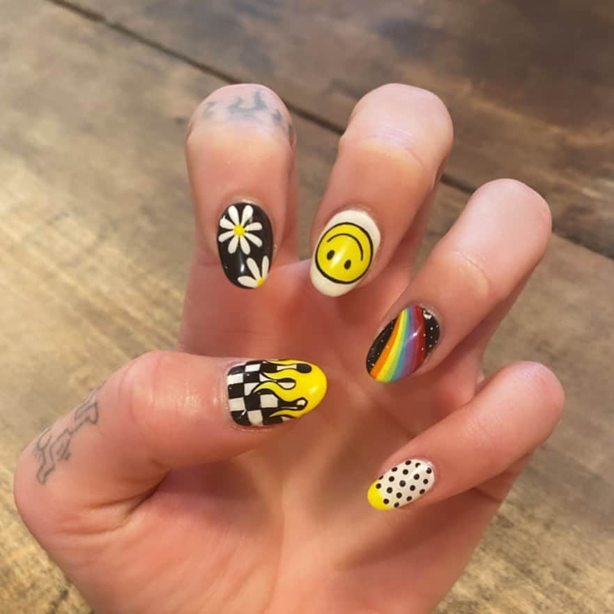 デュア・リパさんのインスタグラム写真 - (デュア・リパInstagram)「A-MEI-ZING 2020 MANIFESTATION NAILZ @NAILSBYMEI 🖤🔥🌼😃🌈❤️」12月25日 3時29分 - dualipa