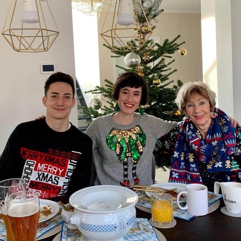 マゼル・ニューエンのインスタグラム：「Merry Christmas 🎄🎅🏽🌟」