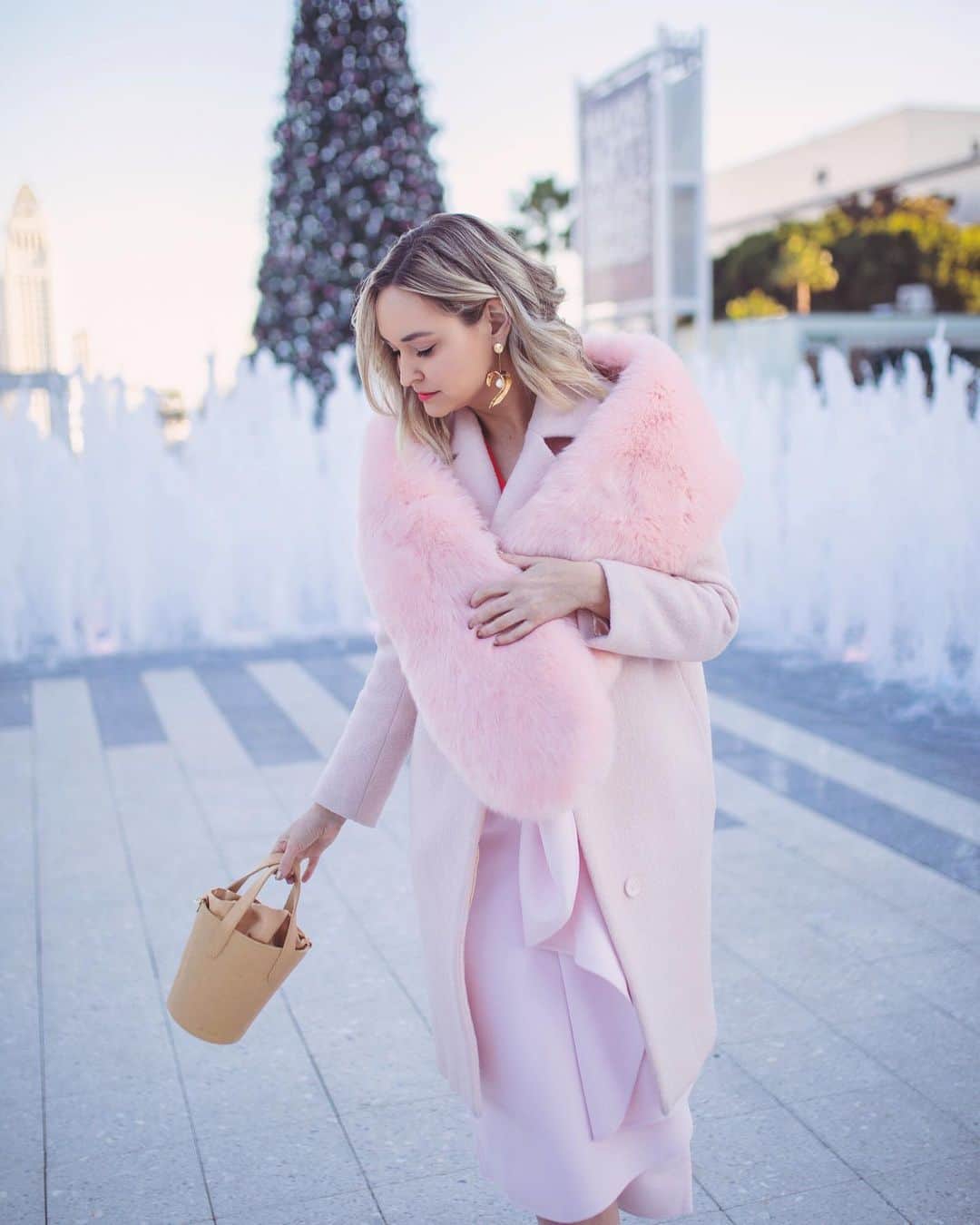 リズ・チェルカソワのインスタグラム：「Merry Christmas Eve 🎄 🎁 🌟」