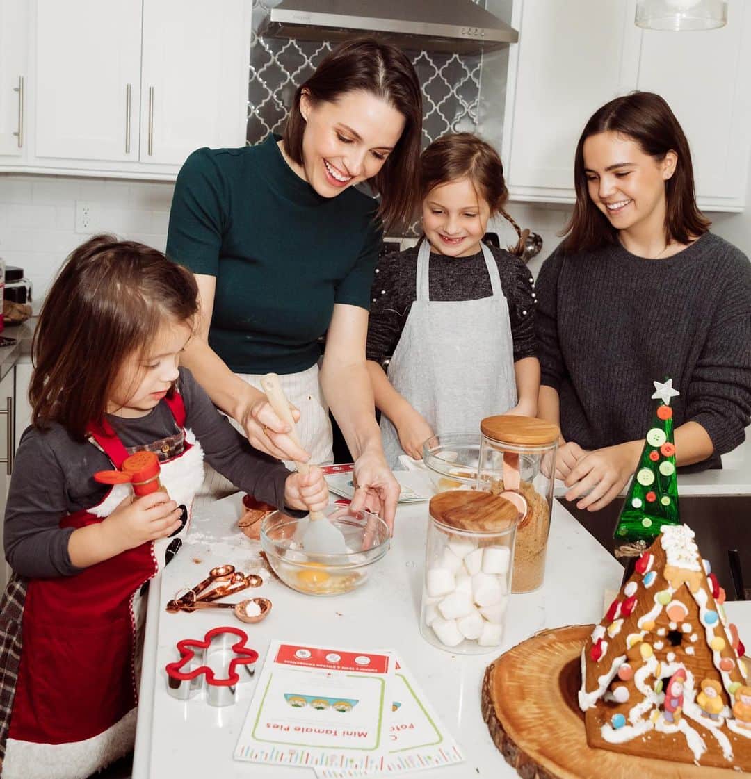 ベイリー・マディソンのインスタグラム：「It’s Christmas Eve and I’m fact missing Santa @kaitlinvilasuso & these little muffins, however I know you’re doing elf Bailee proud back in LA🎄❤️ love you!!」