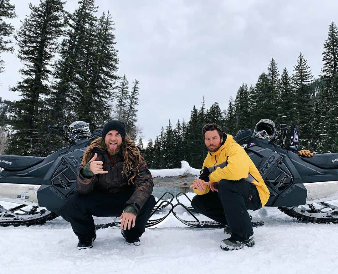 モデル、ブロック・オハーンのインスタグラム：「Had the best time on these beasts with you brotha!! @ryanhaake 🤙🏽😛 We had some fun, flipped a few times, almost flew off a few steep ledges and met some cool people. These snowmobiles force you to be in the moment and to have a full day adventuring on these couldn’t have been better! 🏔  Until next time 🙌🏽 Side Note : I’ll be bringing the GoPro next time because filming and riding is not an option, but here’s a little taste if you swipe right haha」