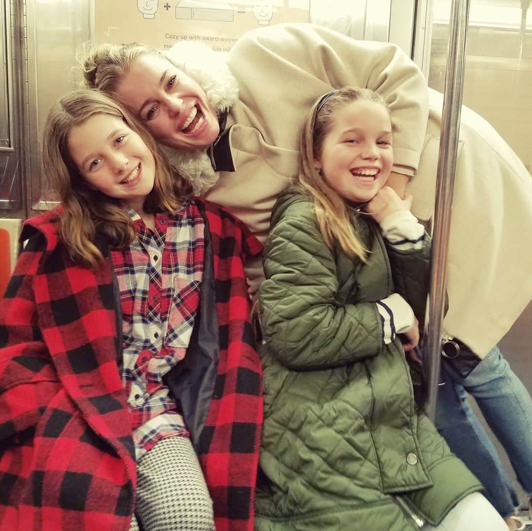レベッカ・ローミンさんのインスタグラム写真 - (レベッカ・ローミンInstagram)「Merry Xmas Eve from the NYC subway!」12月25日 3時44分 - rebeccaromijn