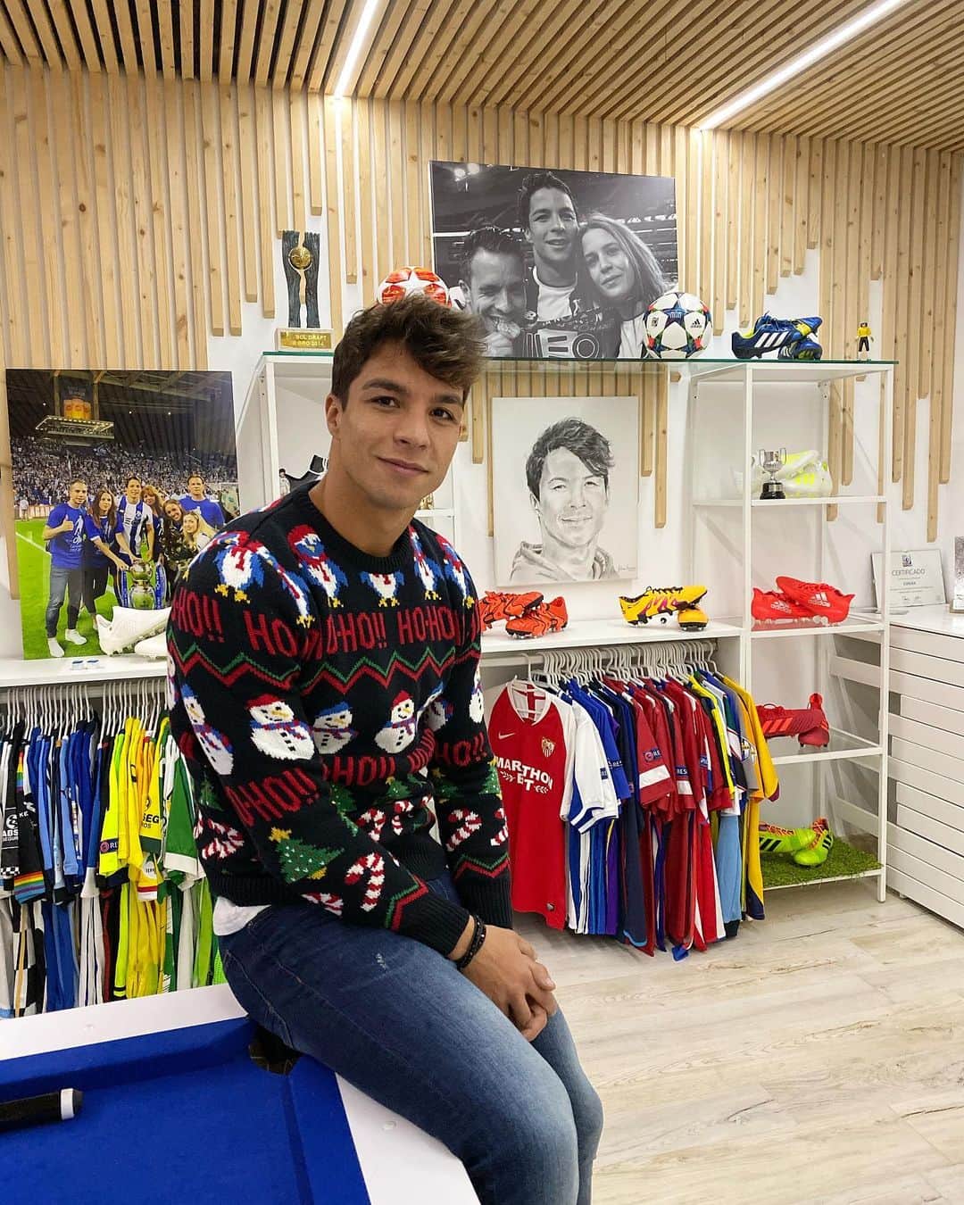 オリベル・トーレスのインスタグラム：「Feliz navidad a todos🌲Soñad fuerte y perseguir vuestros sueños, algunas veces pueden cumplirse. Rodéate de gente que te apoye, que no te ponga límites y que te ayude a hacer de tus sueños los suyos. El único límite que existe eres tú mismo. Sueña mucho, sueña bonito🤞🏼🙏🏼」
