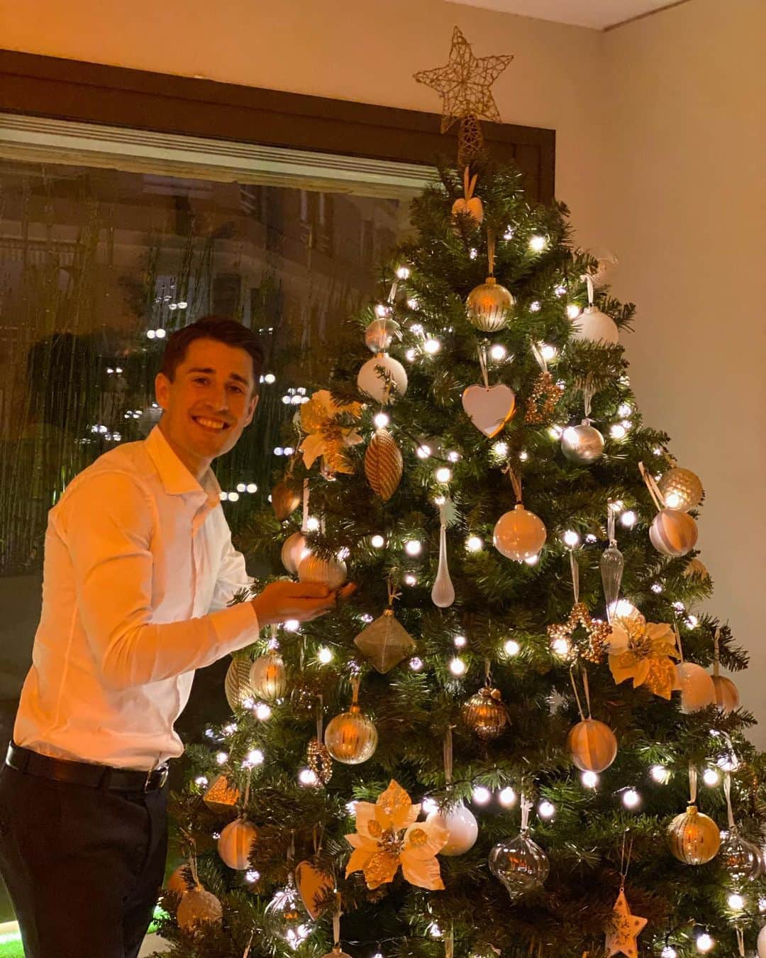 ボージャン・クルキッチのインスタグラム：「Bon Nadal 🌟 Que estos días estén llenos de buenos momentos que, a su vez, nos dejen grandes recuerdos.  FELICES FIESTAS 🎁🎄 Merry Christmas to everyone 🌟 I hope these days are full of good times and special memories.  HAPPY CHRISTMAS! 🎁🎄」