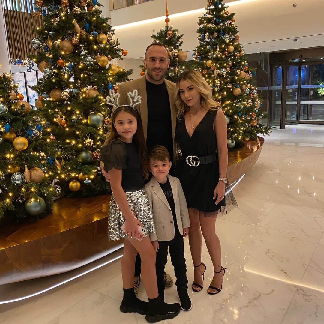 ジェシカ・スターリングのインスタグラム：「Que esta navidad nuestro corazón se ilumine de Amor❤️✨FELIZ NAVIDAD PARA TODOS! @d_ospina1」