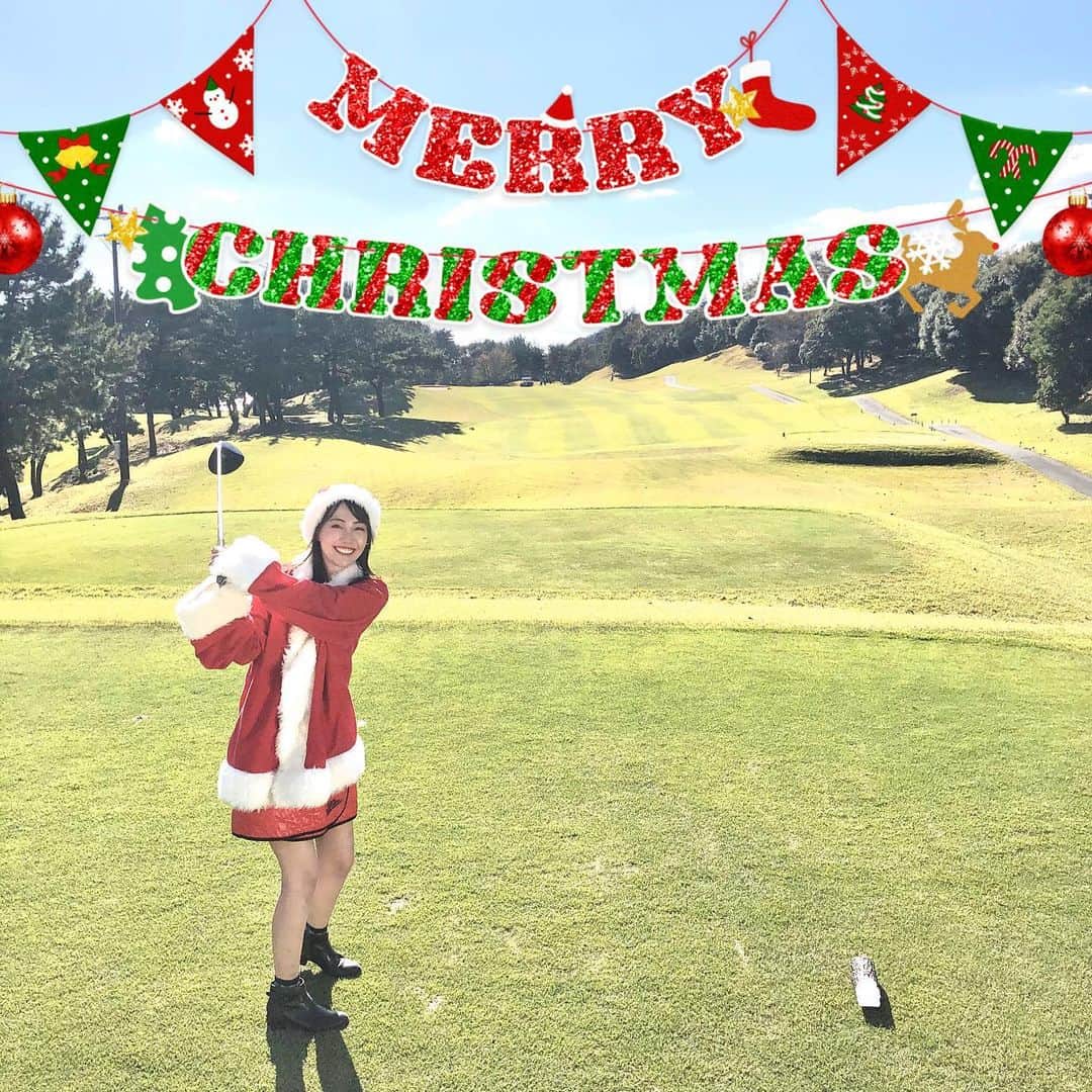 うえむらちかのインスタグラム：「良い子のみんな〜👶💕﻿ ﻿ うえむらサンタだよ〜笑﻿ ﻿ 🎅Merry Christmas🎅﻿ ﻿ ﻿ 写真は🤳﻿ ﻿ 📖『月刊 #ゴルフダイジェスト 2020年 01 月号』﻿ ﻿ の読者プレゼントで🎁﻿ #クリスマスプレゼント を届ける #GDサンタ として登場しました🤶﻿ ﻿ ﻿ #ゴルフ女子 #⛳️﻿ #小名浜カントリー倶楽部 #福島県 #いわき市﻿ #メリークリスマス」