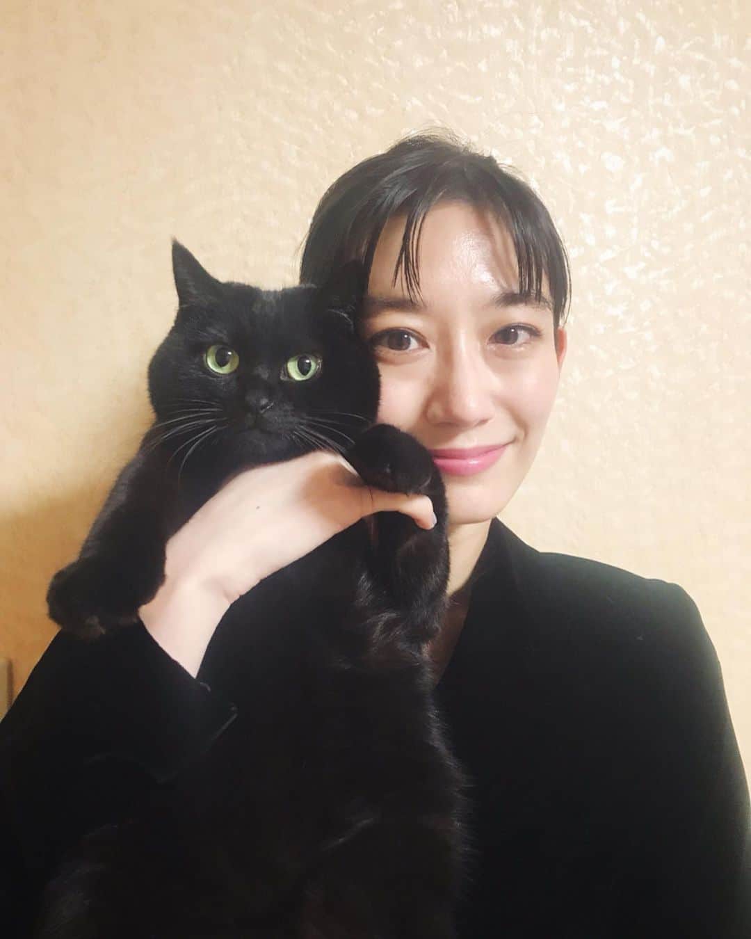 中田絢千のインスタグラム：「😸❤️📸 めりーくりすにゃす！  今さらですが、誕生日メッセージ、お祝いの数々、ありがとうございました。 二十代も折り返し🚩 大好きな方の言葉を借りて、淀まず止まらず。 今後ともどうぞよろしくお願いします。 Turned 26! Thank you for always supporting me and hope you a happy merry christmas.🎄」