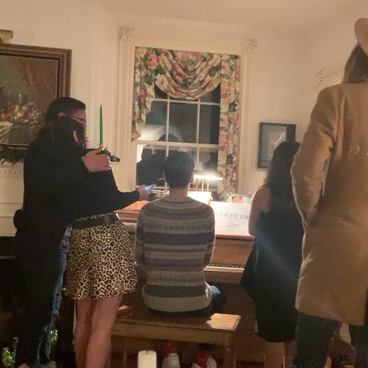 マット・ハービーのインスタグラム：「@iamzacclark @harrylanuza @clairelanuza  family sing along at the ahameds house in #mystic . #tradition #merrychristmas」