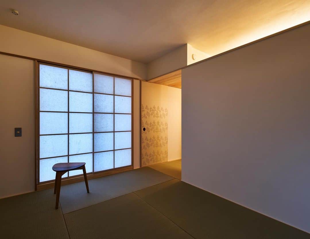 Yasuhiro Arimuraさんのインスタグラム写真 - (Yasuhiro ArimuraInstagram)「照明一つで大きく空間の雰囲気が変わります。明るすぎず暗すぎず、壁に反射する光も考慮します。 ---------------------------------------------------- more photos... 👉 @yasuhiro.arimura ---------------------------------------------------- #住まいず #sumais  #注文住宅  #家づくり #マイホーム  #マイホーム計画 #木の家 #福島県 #住まい #新築 #和室  #鹿児島 #霧島市 #工務店  #工務店がつくる家  #工務店だからつくれる家  #福島市  #木の家  #自然素材 #デザイン  #暮らし #暮らしを楽しむ #シンプルな暮らし #丁寧な暮らし #照明計画  #畳部屋 #田舎暮らし #wisescape #instahouse」12月25日 13時12分 - yasuhiro.arimura