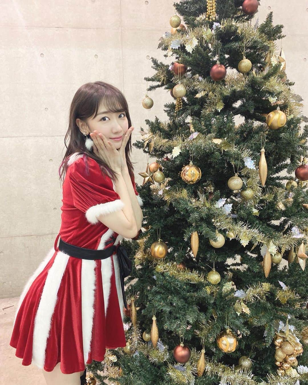 柏木由紀さんのインスタグラム写真 - (柏木由紀Instagram)「. Merry Christmas🎄✨ いかがお過ごしでしょう？ 素敵なクリスマスを...🎅🏻🎁 . #クリスマス #サンタコス #アイドルや芸能人の方のこういう更新 #あるあるすぎる #SNSはじめてからイベントごとに勝手に追われている #お仕事でコスプレありがたい #もうお正月の更新のこと考える #そのあとはバレンタイン #イベントエンドレス #たすけて」12月25日 13時17分 - yukikashiwagi_official